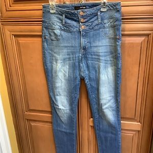 REFUGE DISTRESSED BLUE JEANS 👩